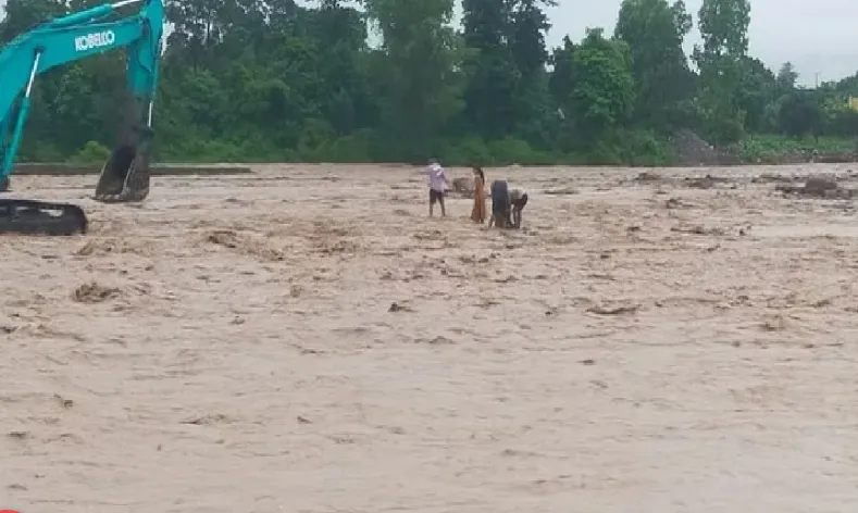 टनकपुर: किरोड़ा नाले में पानी के तेज बहाव में श्रद्धालुओं से भरी जीप बही 