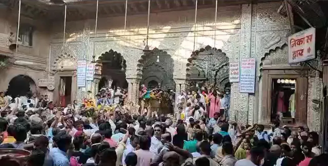मथुरा में बांके बिहारी मंदिर में दर्शन करने आये बुजुर्ग तीर्थयात्री की मौत