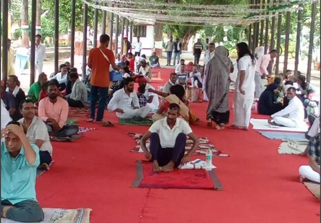 प्रयागराज: भाइयों की सूनी कलाई पर रक्षा सूत्र बांधने जेल में पहुंची बहनें