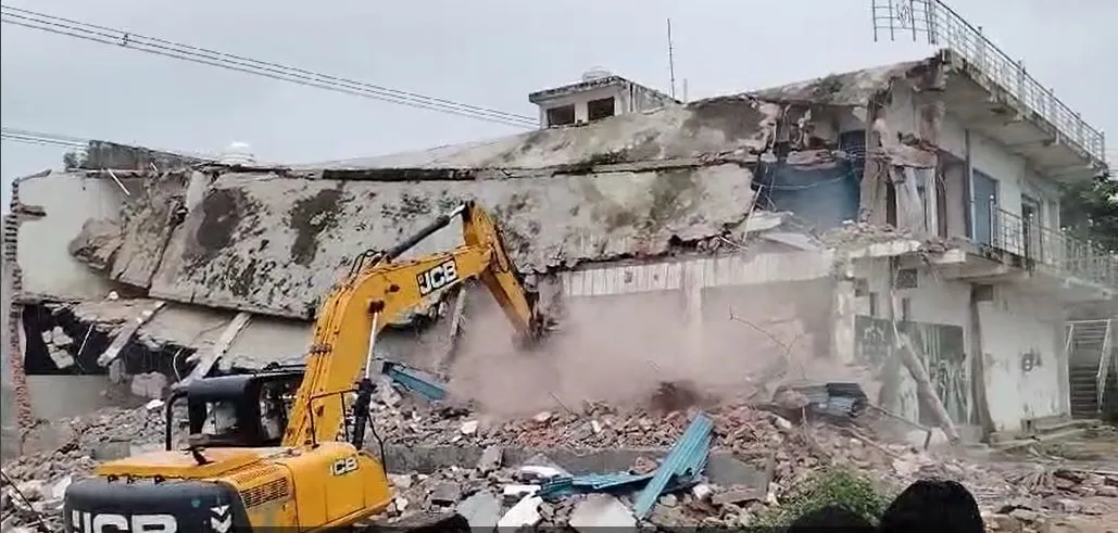 अयोध्या गैंगरेप के आरोपी मोईद खान के कॉम्प्लेक्स पर चला बुलडोजर, किया जमींदोज 