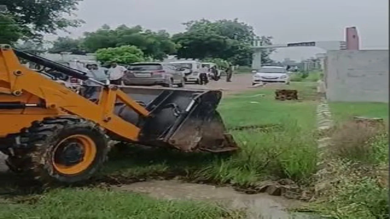 नारायन बिल्डटेक ग्रुप की कॉलोनी पर चला एलडीए का बुलडोजर