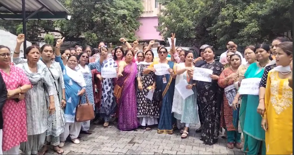 हल्द्वानी: शहर में रेप की घटना से भड़की महिलाएं, आरोपी ऑटो चालक को फांसी देने की मांग 