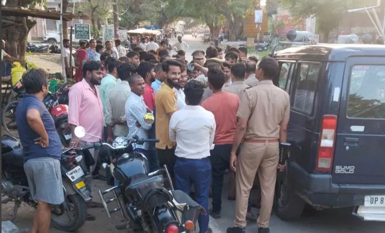 कासगंज: नवजात की मौत पर परिजनों ने काटा हंगामा, दाई पर लगाया गैर जिम्मेदारी का आरोप