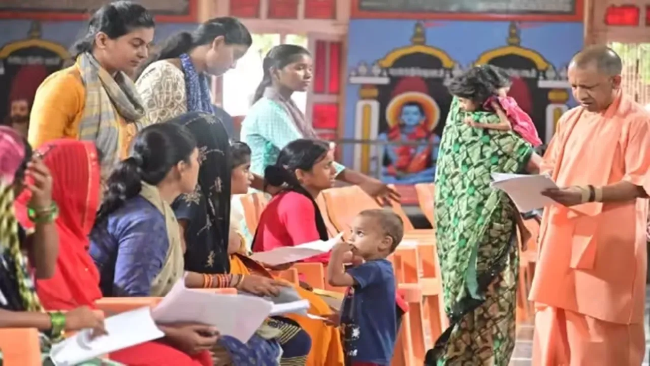 जनता दर्शन में बोले सीएम योगी- सरकार आम जनता की समस्याओं को हल करने के लिए प्रतिबद्ध