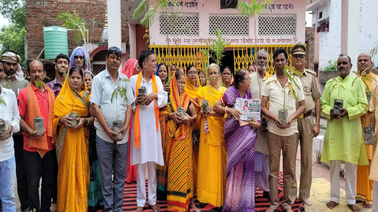 बहराइच: पौधरोपण अभियान में लोगों ने लगाए पौधे, गोंडा-बहराइच मार्ग के निकट चला अभियान