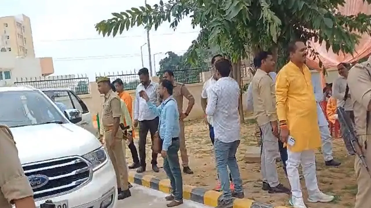 गोंडा: सीएम के कार्यक्रम में राष्ट्रीय महामंत्री युवा मोर्चा वैभव सिंह समेत भाजपा कार्यकर्ताओं को नहीं मिली एंट्री, पुलिस से हुई तू तू मैं मैं 