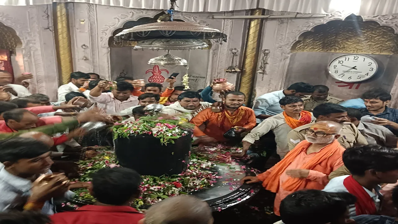सावन का तीसरा सोमवार: गोंडा में हर हर महादेव के जयघोष संग शिवालयों में भक्तों ने किया जलाभिषेक