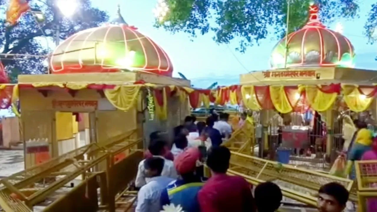 प्रयागराज: सावन के तीसरे सोमवार को मनकामेश्वर महादेव मंदिर में जलाभिषेक के लिए उमड़े शिव भक्त