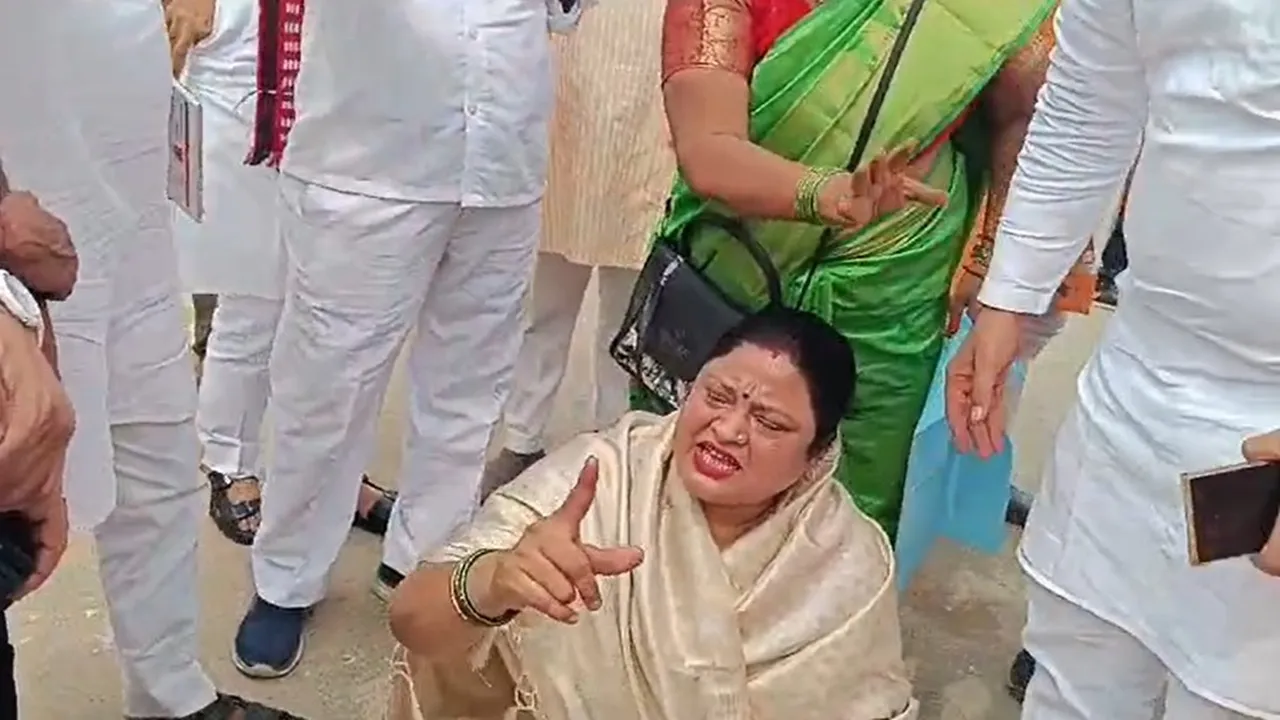 गोंडा: CM से न मिल पाने पर फूटा भाजपा कार्यकर्ताओं का गुस्सा, सर्किट हाउस के बाहर धरने पर बैठे, मनाने में जुटे विधायक