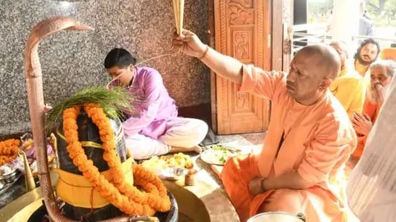 सावन के तीसरे सोमवार को शिवालयों में उमड़ी आस्था, मुख्यमंत्री योगी ने गोरखपुर में किया रुद्राभिषेक 