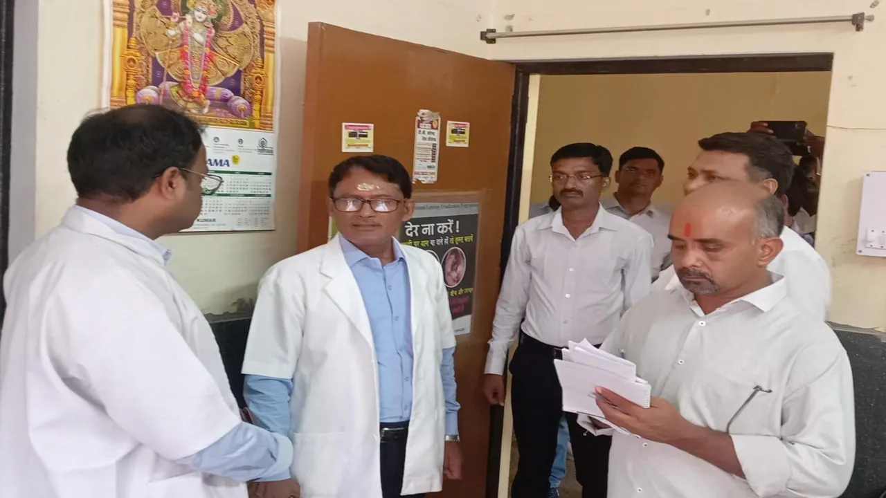 प्रतापगढ़: सीएमओ ने अस्पतालों का किया औचक निरीक्षण, कहा- फर्जी डॉक्टरों और अवैध जांच केंद्रों पर करें कार्रवाई 
