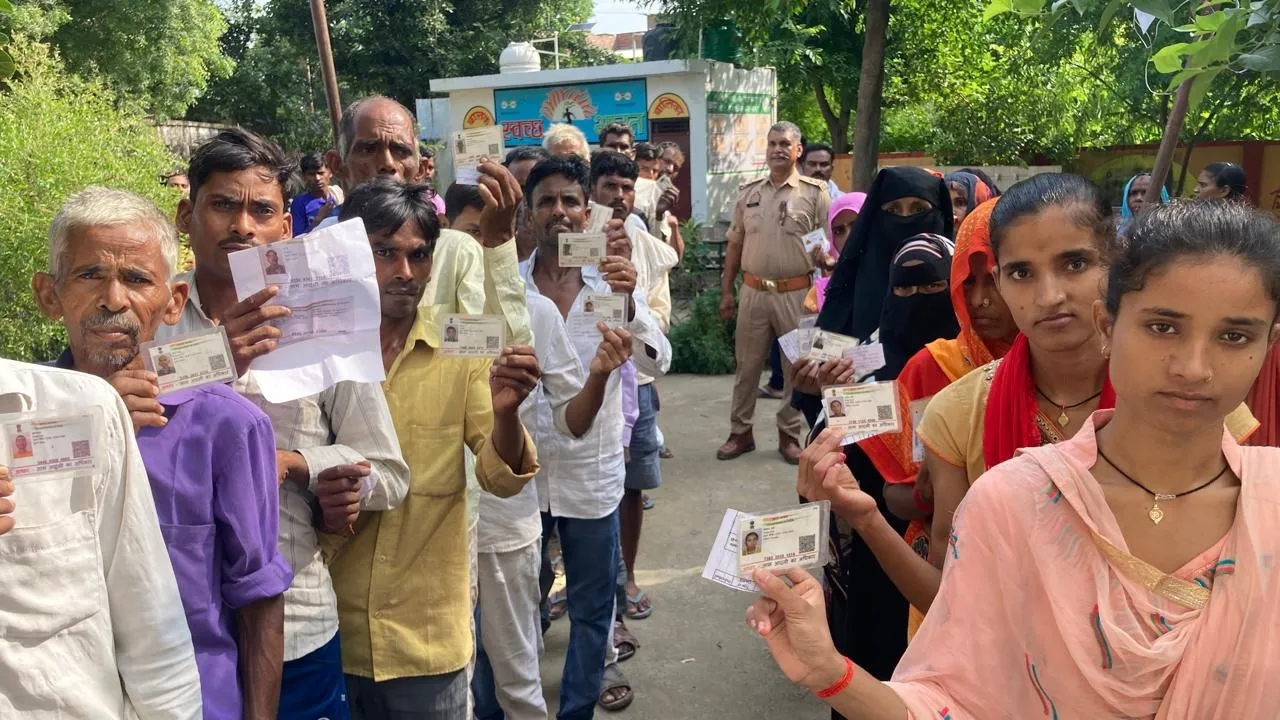 सीतापुर पंचायत उपचुनाव: मतदान शुरू, 113 बूथों पर मतदाता डाल रहे वोट