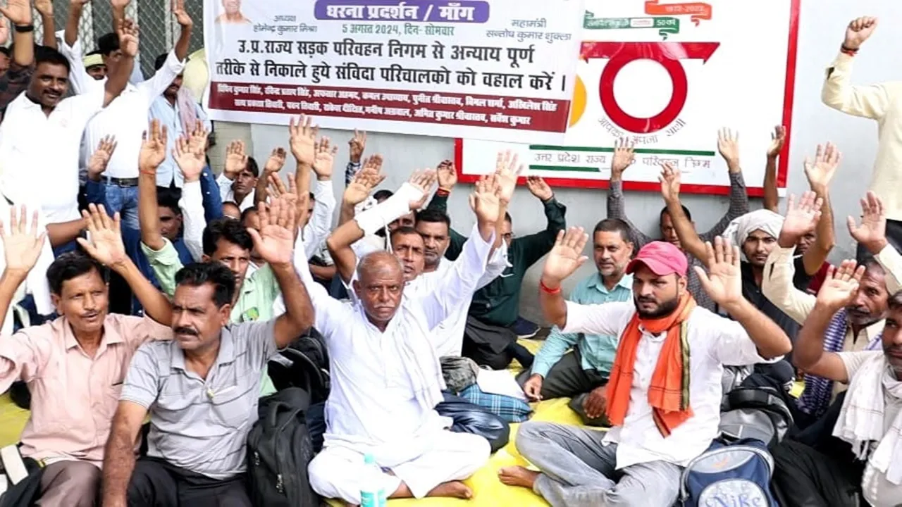 लखनऊ: बर्खास्त संविदा परिचालकों ने किया प्रदर्शन, बहाल करने की उठाई मांग 