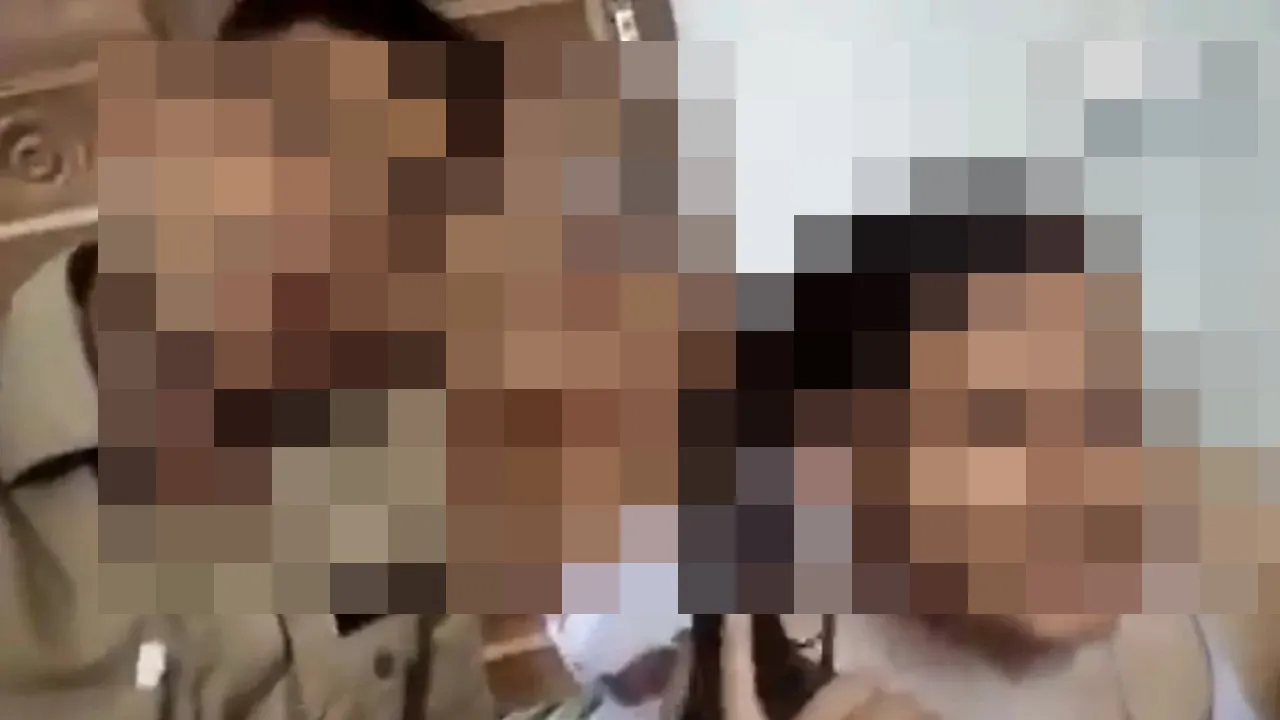 Video: मेरा बालम थानेदार.... गाने पर हाथों में असलहा लेकर महिला ने पुलिसकर्मी संग बनाया वीडियो