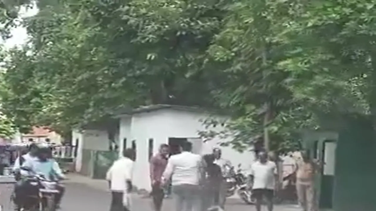 लखनऊ: बीच सड़क पर ज्वलनशील पदार्थ डालकर महिला ने लगाई आग, बोले अखिलेश- भाजपा के लिए जनता सिर्फ मतदाता है 