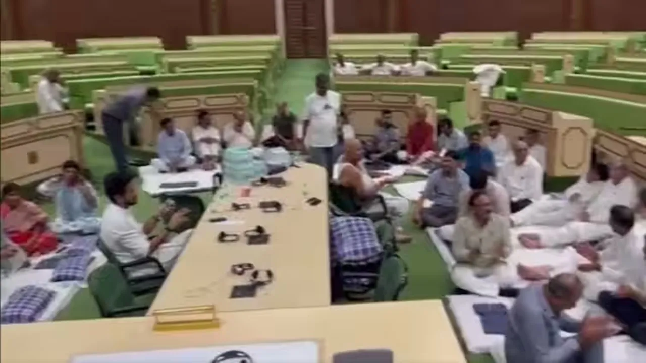 मुकेश भाकर निलंबन के खिलाफ कांग्रेस विधायकों ने राजस्थान विधानसभा में रातभर दिया धरना