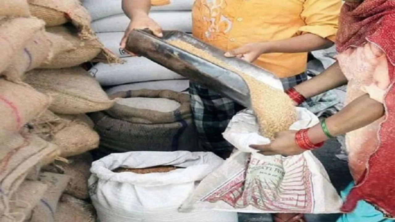 अंधेरगर्दी की हद: पीलीभीत में मुफ्त राशन पाने के लिए गरीब बन बैठे 600 धनवान.., अधिकांश आयकर दाता 