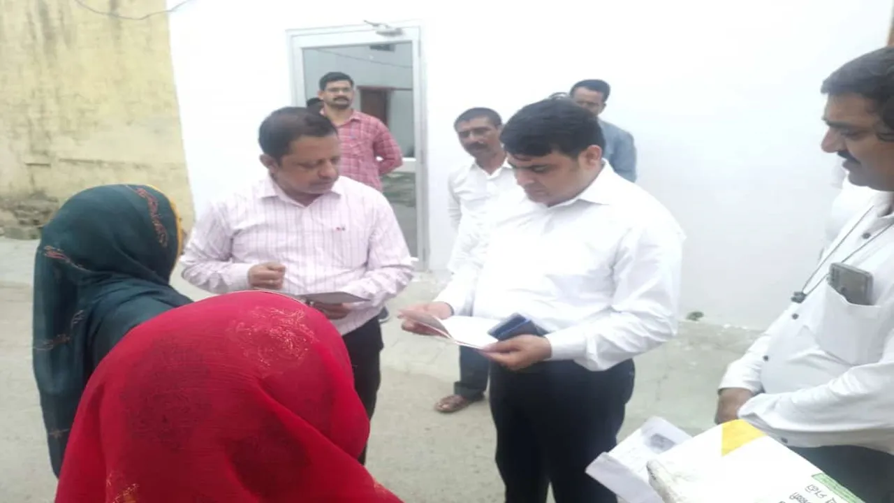 अयोध्या: औचक निरीक्षण में एडीएम को बाहर टहलते मिले प्रोबेशन कार्यालय के कर्मचारी, लगाई फटकार 