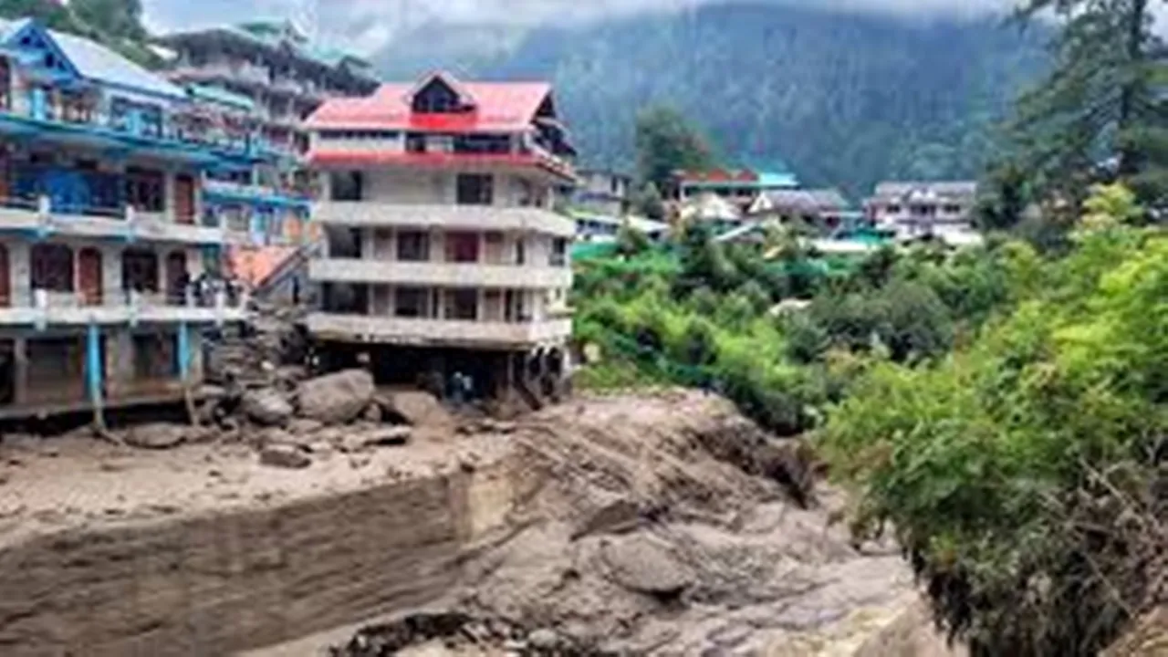 हिमाचल प्रदेश में बारिश का कहर: बादल फटने से  तीन लोगों की मौत, 40 लापता 