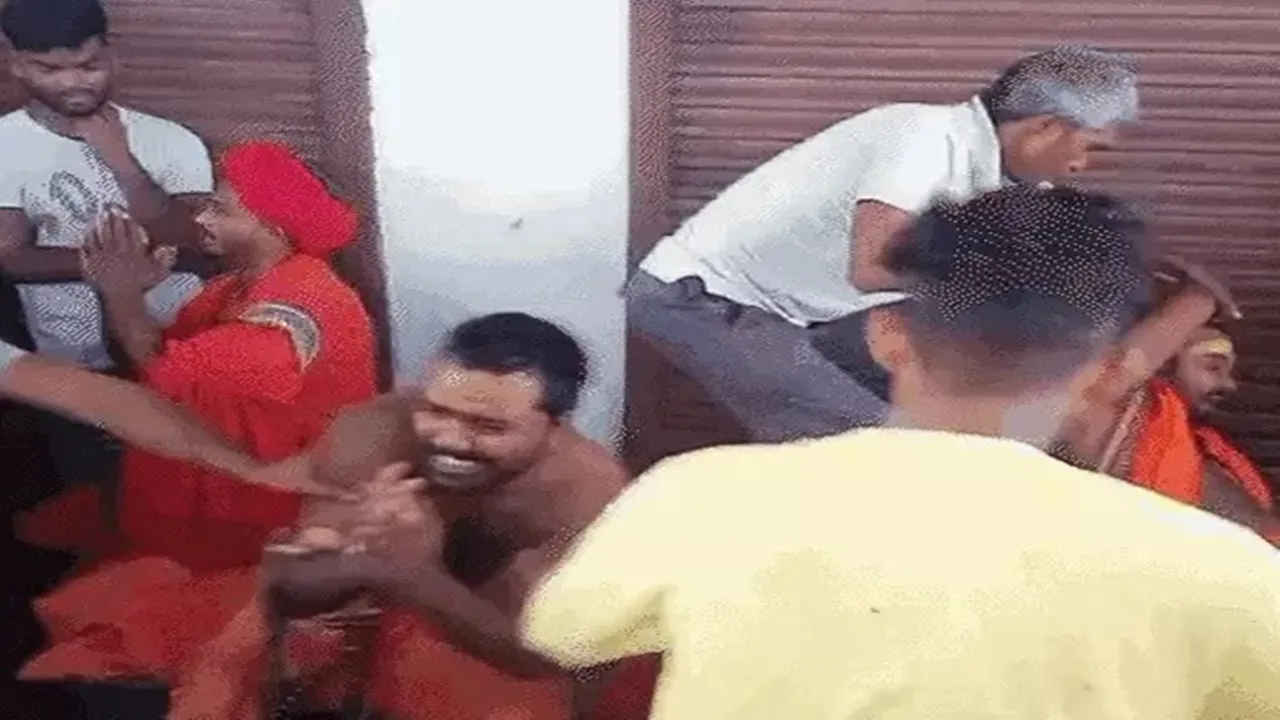 लखनऊ: साधु भेषधारी चार युवकों ने चुराई सरसो की बोरी, ग्रामीणों ने पकड़कर पीटा 