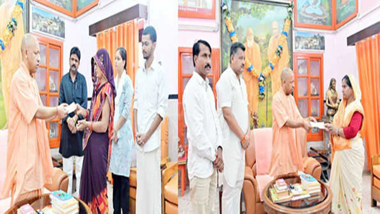 गोरखपुर: दो मृतक आश्रित महिलाओं को सीएम योगी ने दिया आर्थिक संबल