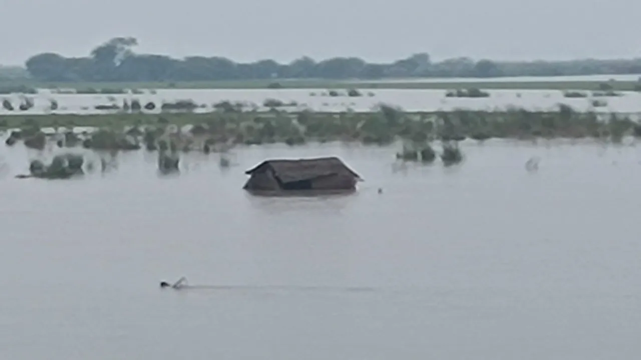 अयोध्या: सरयू उफान पर और जिंदगी नाव व स्टीमर पर, चार गांव बाढ़ से घिरे, 20 हजार की आबादी प्रभावित 