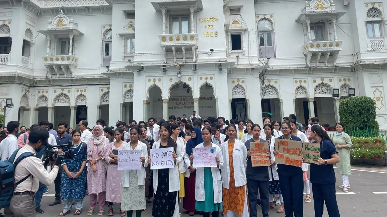 कोलकाता में डॉक्टर के रेप और मर्डर से देशभर में आक्रोश, केजीएमयू के चिकित्सकों ने प्रदर्शन कर जताया विरोध