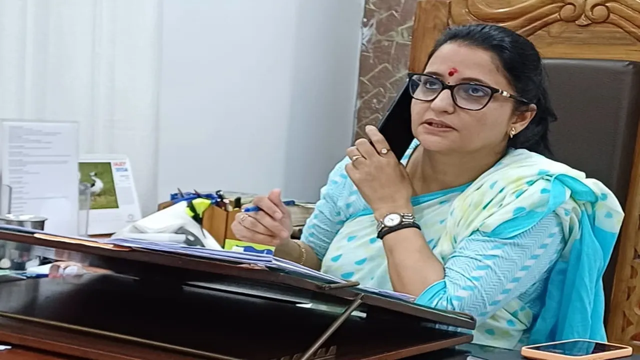 बहराइच: डीएम ने अपराधियों के खिलाफ की बड़ी कार्रवाई, 5 को किया जिला बदर, 12 को 6 माह तक उपस्थिति दर्ज कराने का दिया आदेश 