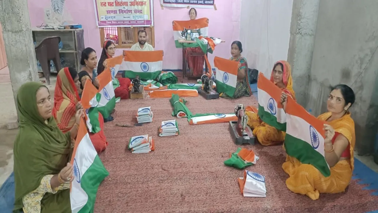 आत्मनिर्भर बनेंगी समूह की महिलाएं, तैयार कर रहीं 1.87 लाख तिरंगा झंडा, पंचायती राज विभाग ने दिया आर्डर