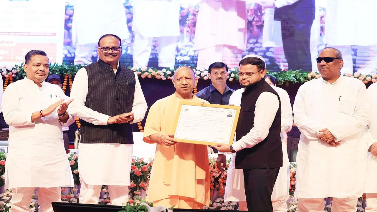 UPSSC से चयनित अभ्यर्थियों को सीएम योगी ने बांटे नियुक्ति पत्र, कैंडिडेट्स बोले- धन्यवाद मुख्यमंत्री जी