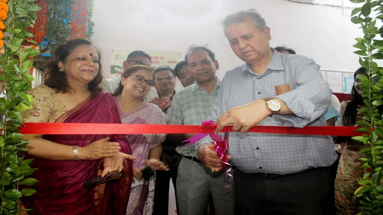 बाराबंकी: आयकर कार्यालय में प्रधान मुख्य आयकर आयुक्त ने किया करदाता सुविधा केंद्र का शुभारंभ, टैक्सपेयर्स को बताया राष्ट्र का निर्माता