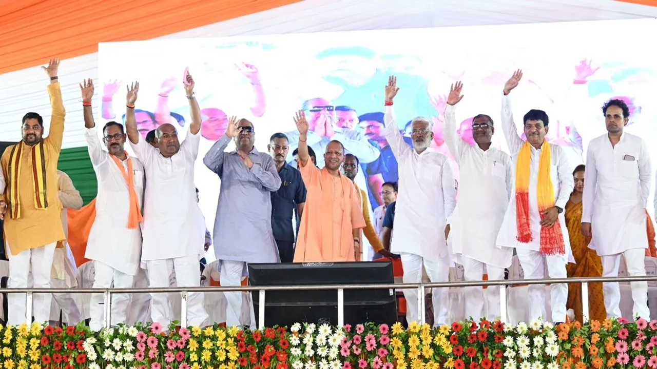 अंबेडकरनगर में गरजे सीएम योगी, कहा- चाचा-भतीजा नौकरियों में करते थे जमकर वसूली