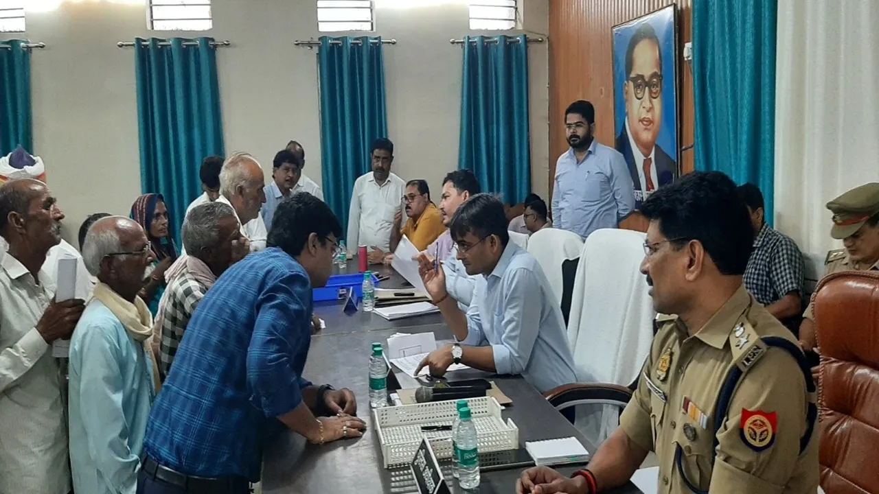 बाराबंकी: सातवें आसमान पर डीएम का पारा, लेखपाल को किया निलंबित, जानें पूरा मामला