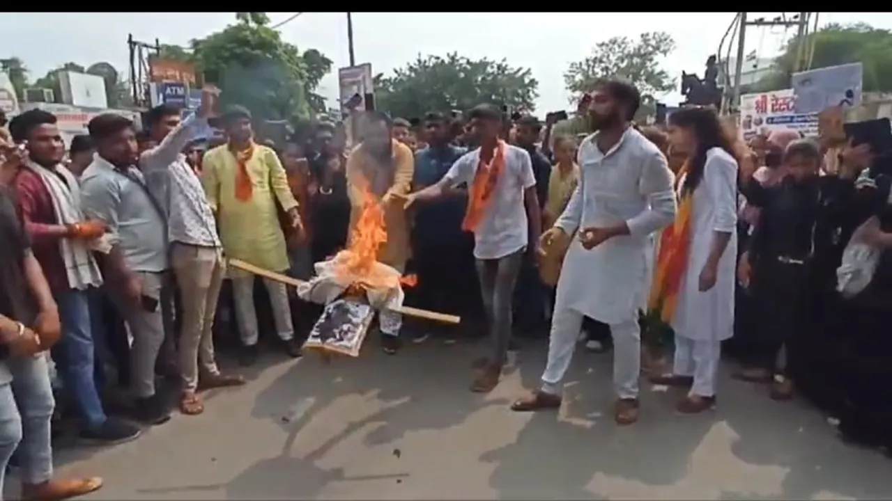 बहराइच: विद्यार्थी परिषद ने ममता सरकार के खिलाफ किया प्रदर्शन, फूंका पुतला, देखें वीडियो