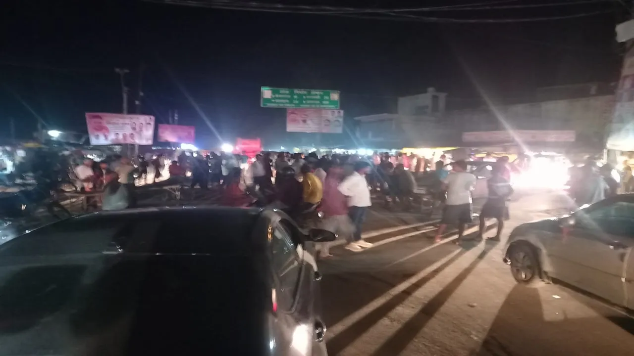 बहराइच: बिजली कटौती से परेशान ग्रामीणों ने किया सड़क जाम, सीओ से हुई नोकझोंक, देखें वीडियो