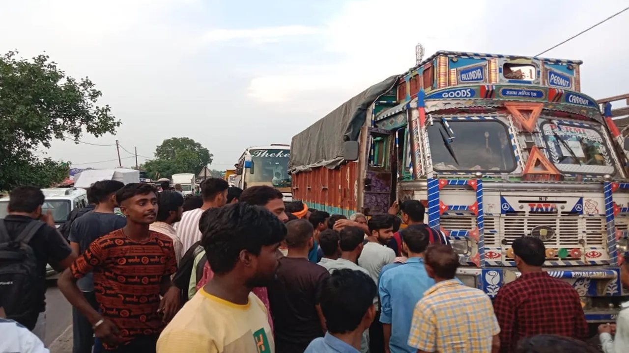 बाराबंकी: नहीं दिया पास तो नाराज बस चालक ने साथियों संग मिलकर ट्रक ड्राइवर और खलासी को पीटा