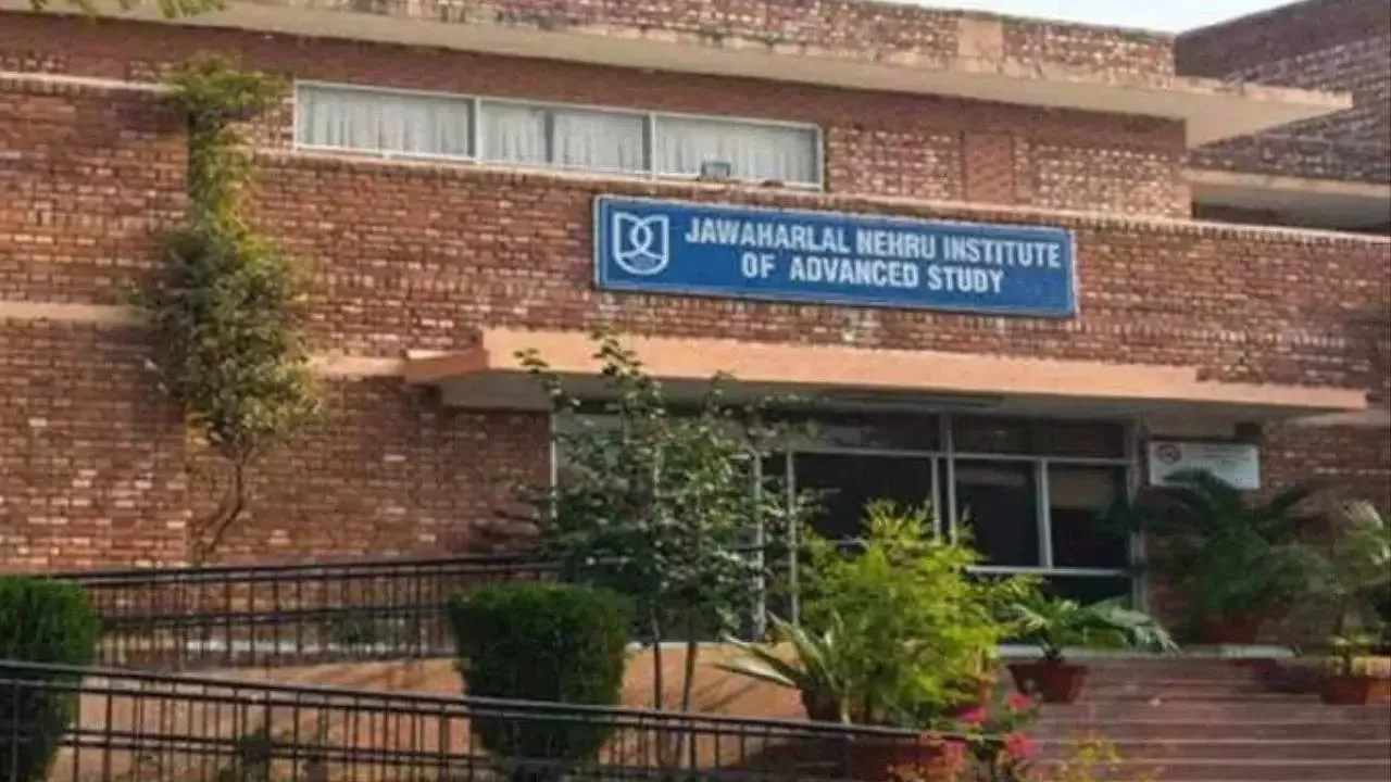 जेएनयू में भूख हड़ताल छठे दिन भी जारी, प्रदर्शनकारी छात्रों की तबीयत बिगड़ी