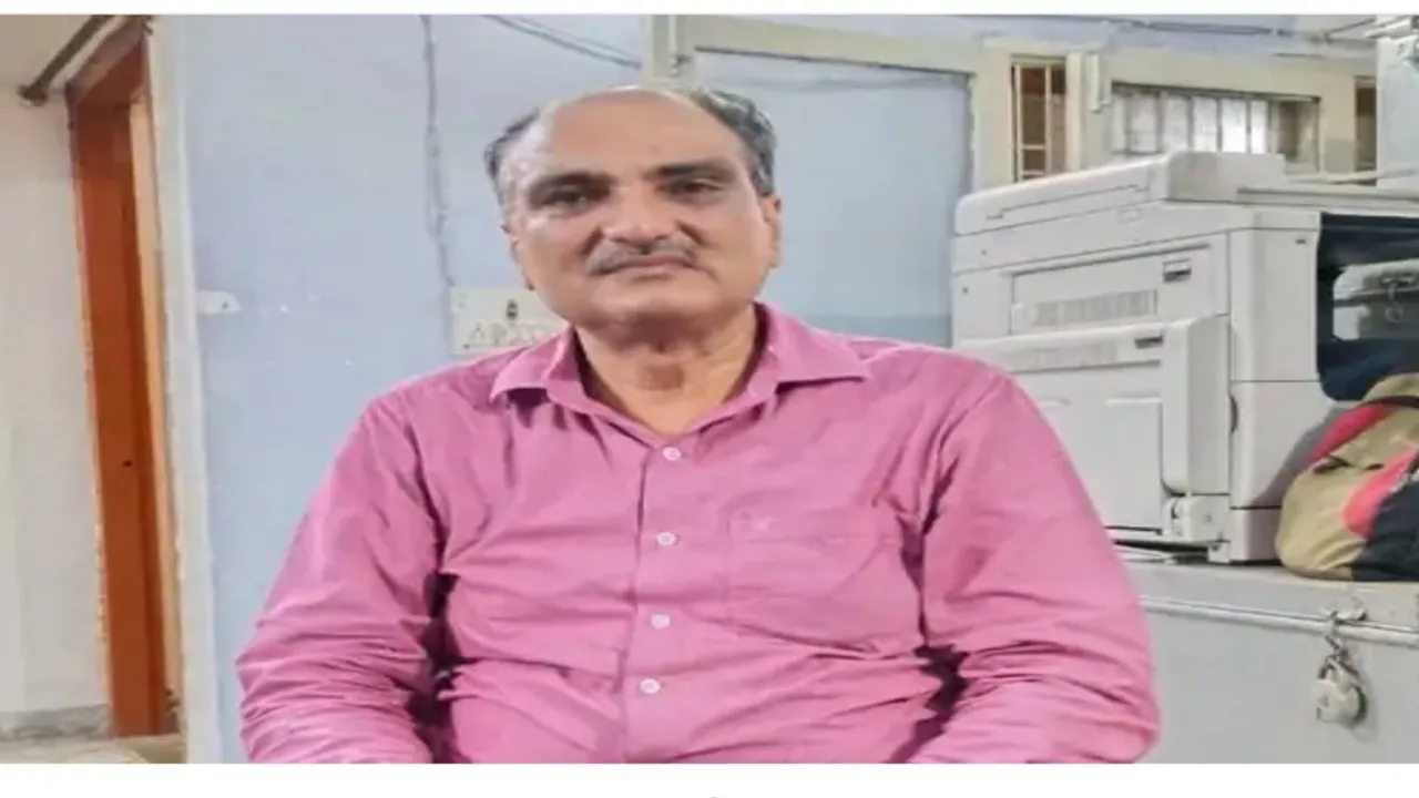 आगरा: मंडलीय शिक्षा निदेशक को रिश्वत लेते विजिलेंस टीम ने रंगेहाथ दबोचा 