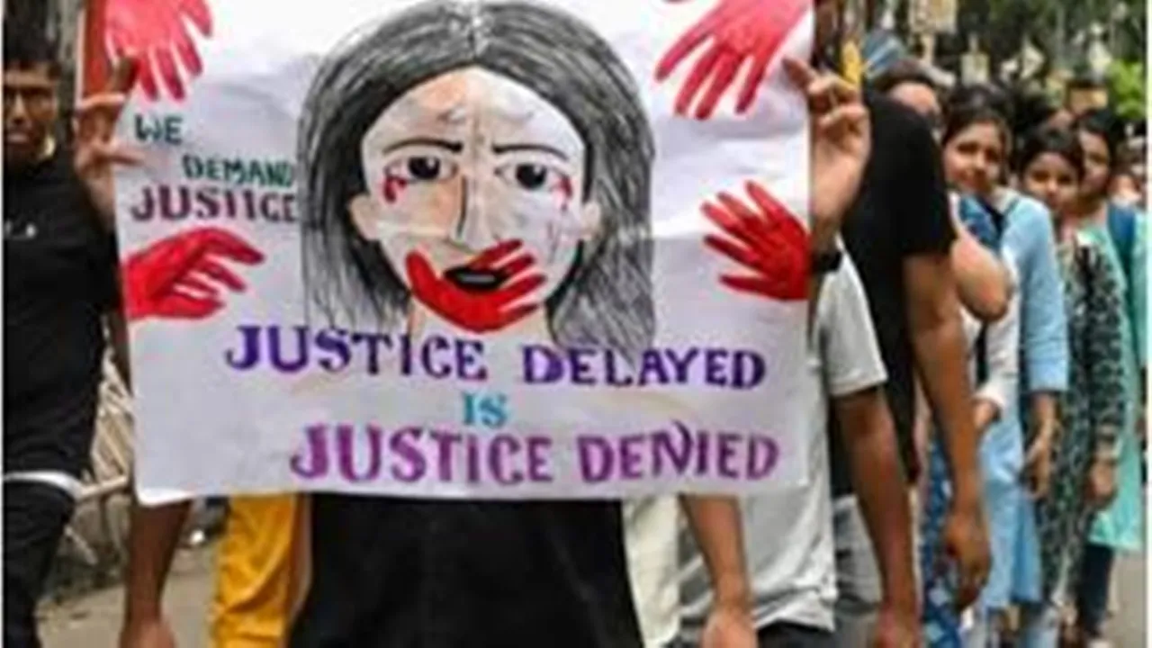 कोलकाता रेप-मर्डर केस: न्याय की मांग को लेकर जूनियर डॉक्टरों का आंदोलन जारी, पूरे बंगाल में स्वास्थ्य सेवाएं प्रभावित 
