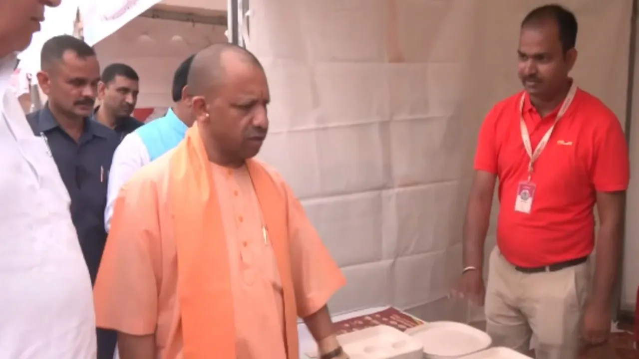 अयोध्या पहुंचे मुख्यमंत्री योगी, रोजगार मेले का करेंगे उद्घाटन, छात्र-छात्राओं बांटेंगे टैबलेट और स्मार्ट फोन 