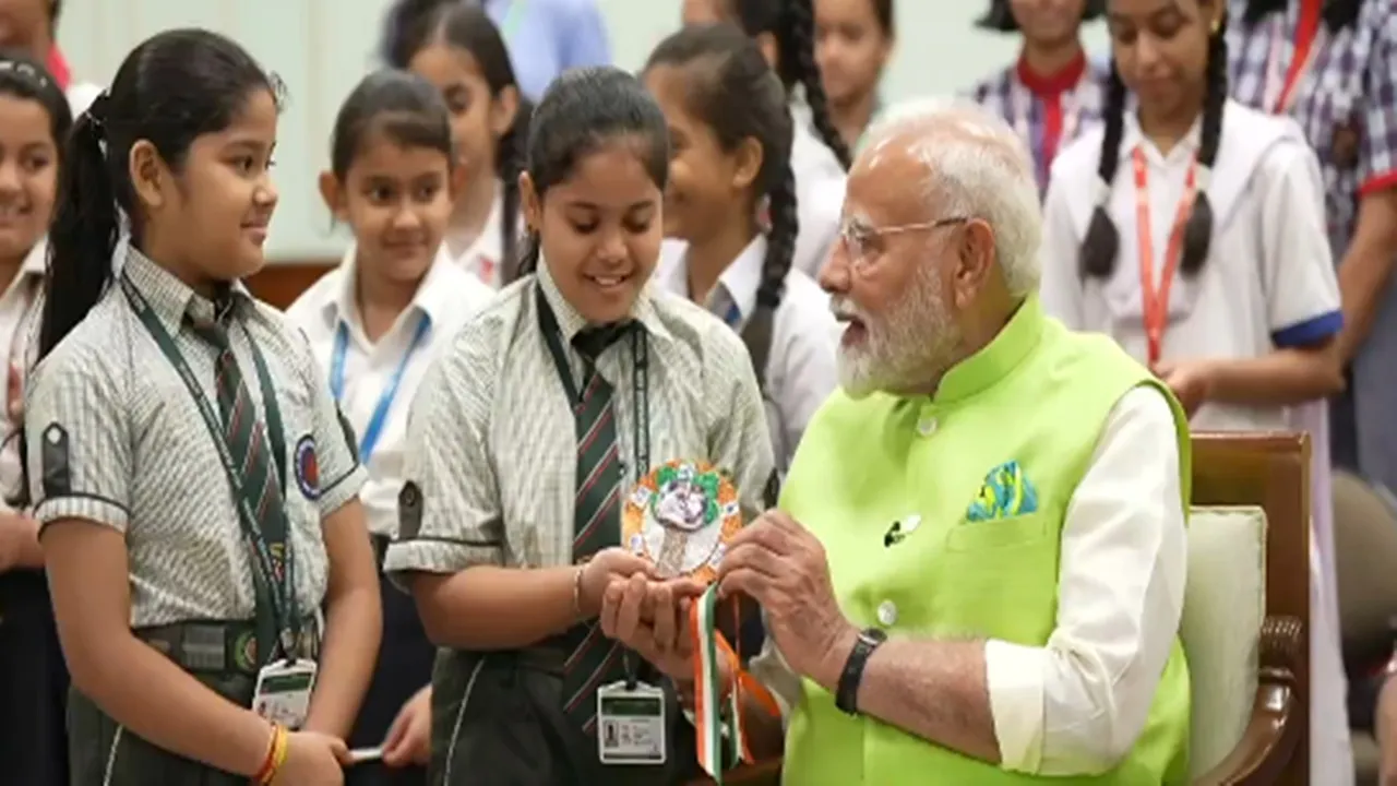 प्रधानमंत्री नरेंद्र मोदी को स्कूली छात्राओं से बंधवाई राखी, देखें वीडियो