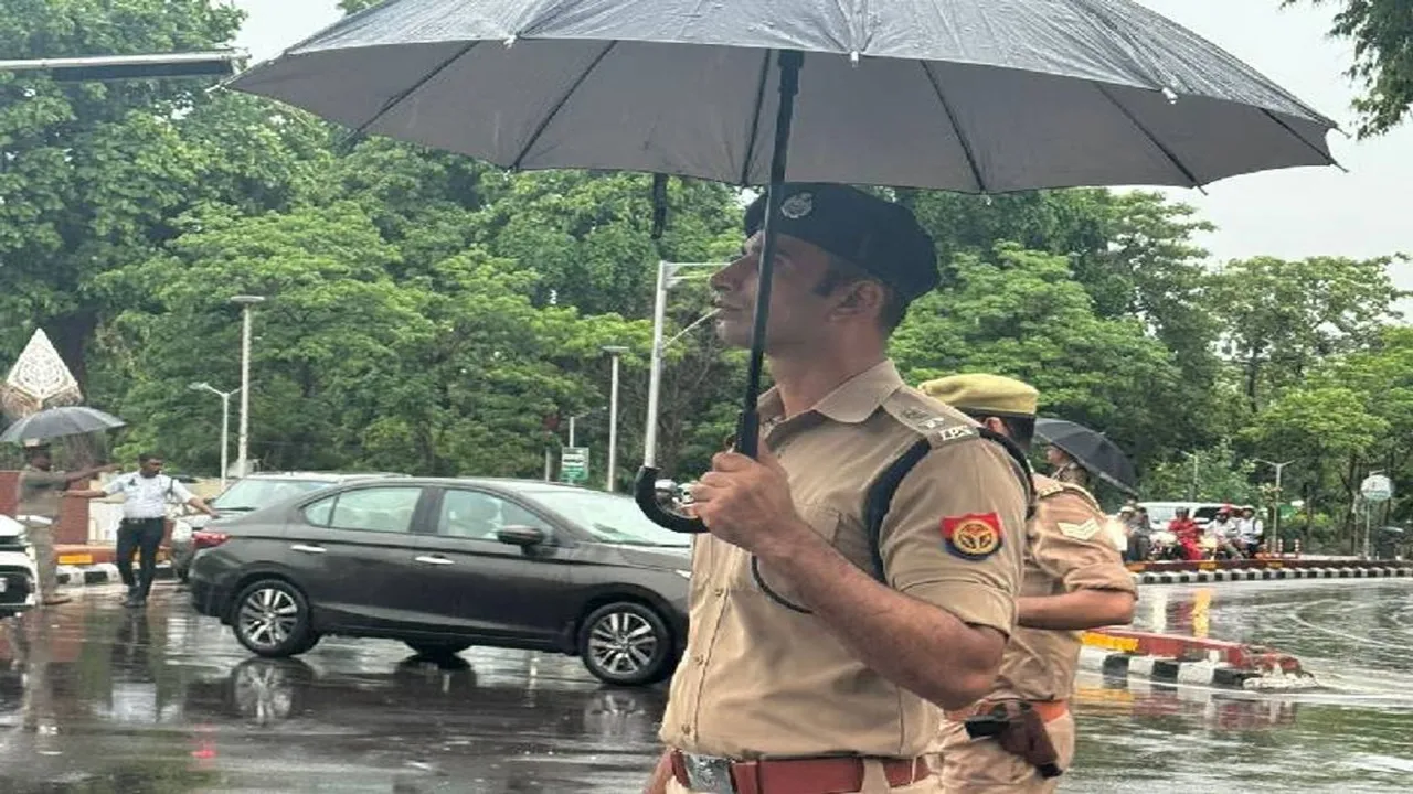 लखनऊ: बरिश के चलते बंदरिया बाग चौराहे पर लगा जाम, तो छाता लगाकर डीसीपी ने खुद संभाली यातायात व्यवस्था, देखें वीडियो