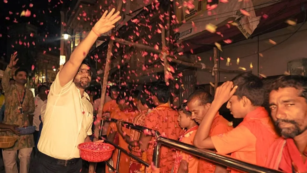 सावन के अंतिम सोमवार पर शिव मंदिरों में उमड़े श्रद्धालु, बाबा विश्वनाथ के दरबार में श्रद्धालुओं पर किया गया पुष्प वर्षा 