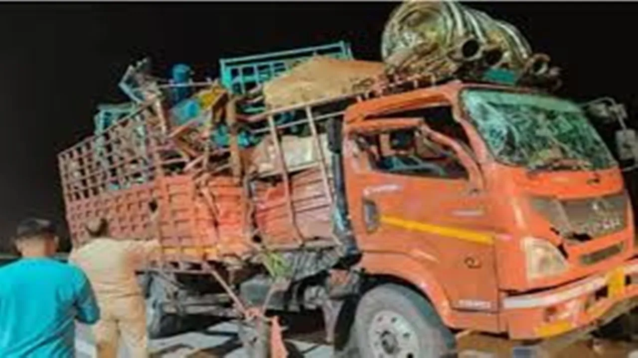 नोएडा में टायर फटने के बाद कैंटर ने खड़े ट्रक को मारी टक्कर, चार की मौत और 24 घायल