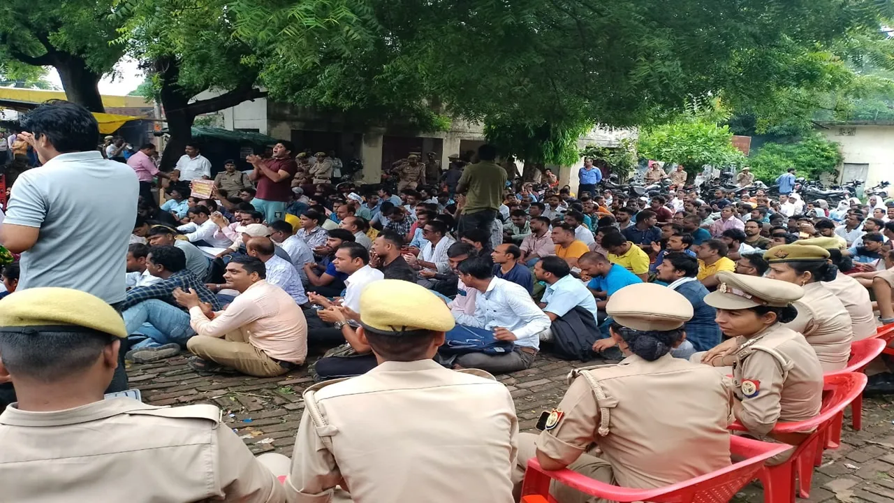 UP 69000 शिक्षक भर्ती: कोर्ट के आदेश का पालन किए जाने की मांग को लेकर अभ्यर्थियों का प्रदर्शन