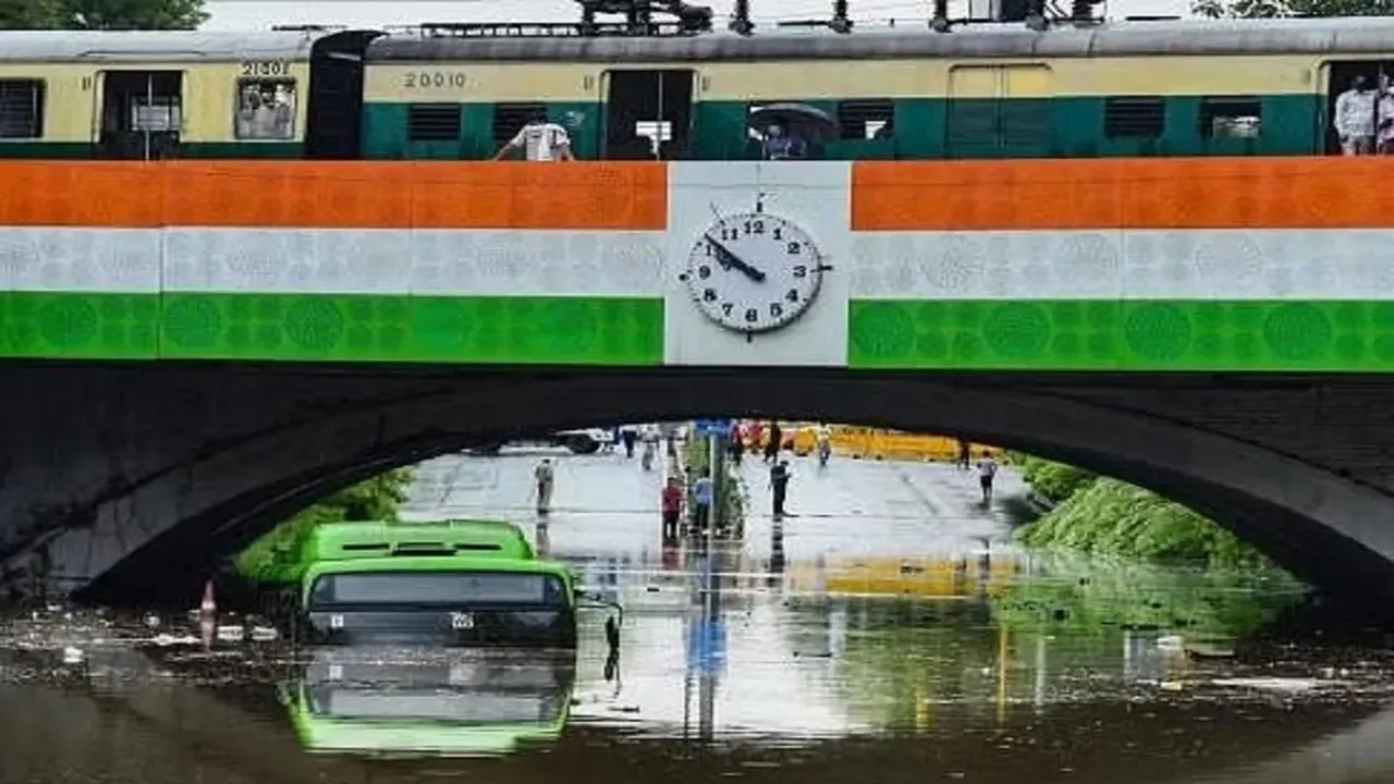 दिल्ली के मिंटो ब्रिज अंडरपास में पानी भरने से फंसी स्कूल बस, तीन बच्चों को बचाया गया 