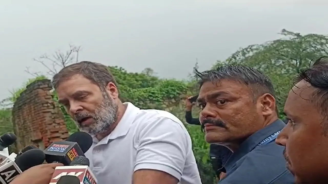 रायबरेली: मृत दलित युवक अर्जुन पासी के परिजनों से मिले राहुल गांधी, कहा- न्याय मिलने तक संघर्ष करेंगे हम 