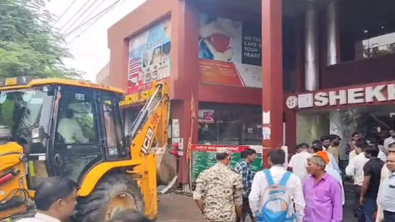 Shekhar Hospital की कैंटीन पर चला बुलडोजर, कोर्ट से मिली दो दिन की राहत, लौटी टीम 