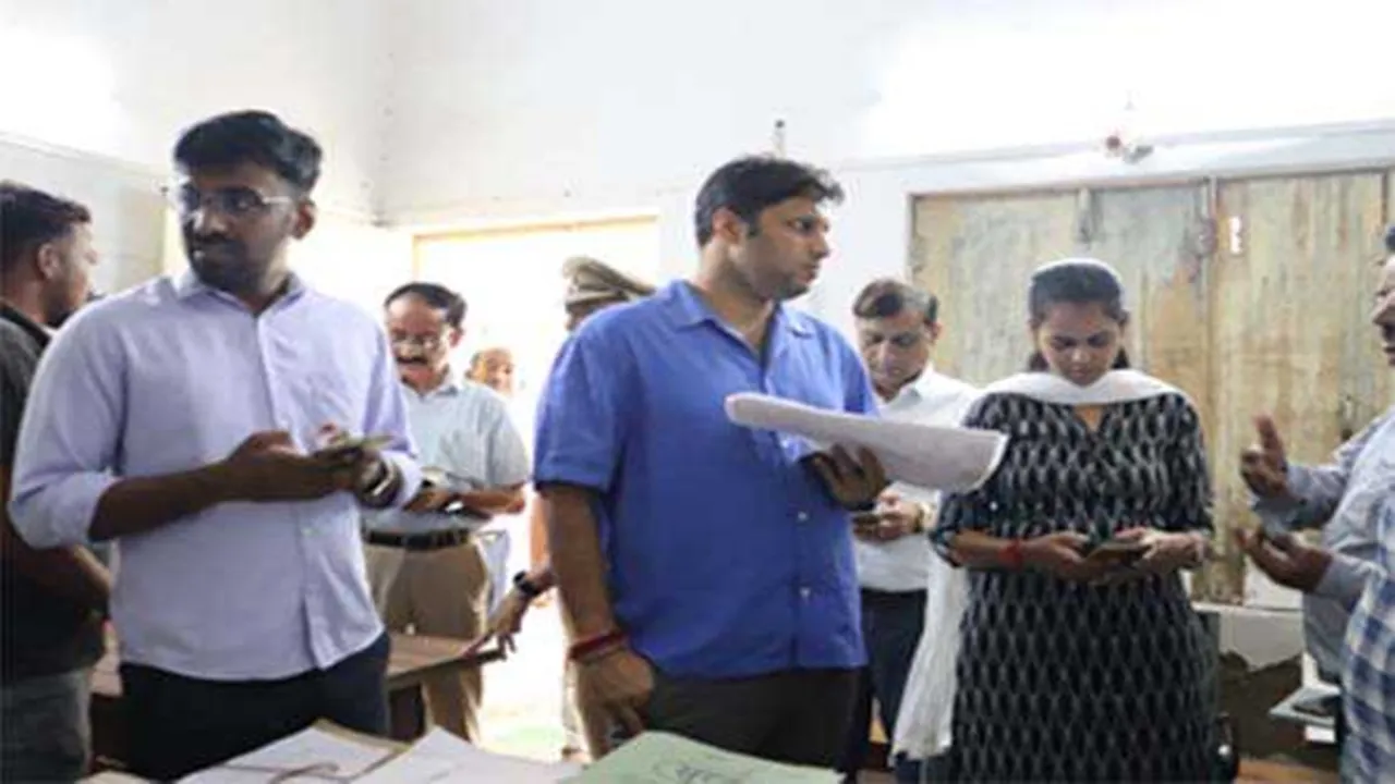 जौनपुर: भ्रष्टाचार की सूचना पर डीएम ने की  NHAI कार्यालय पर छापेमारी, दो की सेवा समाप्त, कानूनगो कलेक्ट्रेट से सम्बद्ध