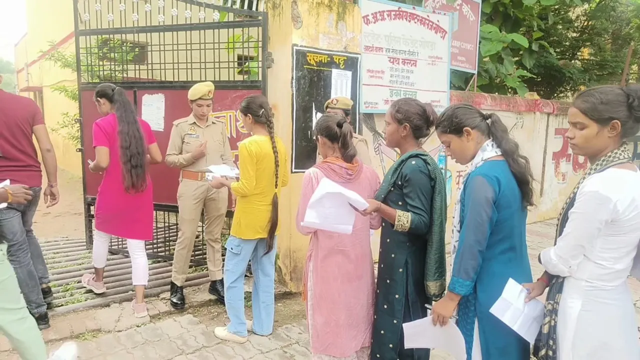 सिपाही भर्ती परीक्षा: केंद्रों पर पहुंचे अभ्यर्थी, सघन जांच के बाद मिली एंट्री, देखें वीडियो...